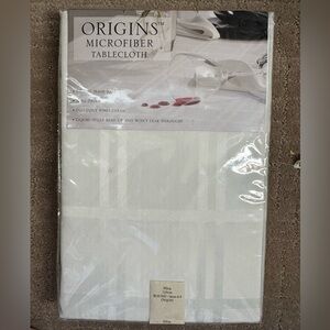 White Tablecloth | Round 90” (NWT)